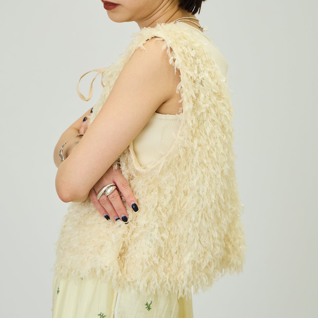 nenom [ネノム] 前後2WAY フェザーフリンジショートベスト [NE24132007] 21 IVORY &&モデル身長：150cm 着用サイズ：F&&