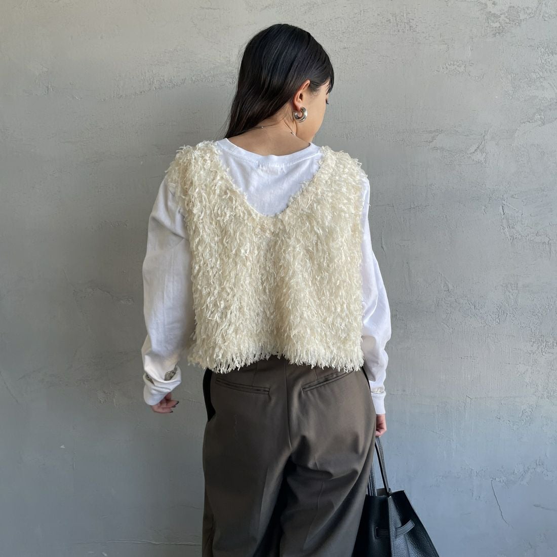 nenom [ネノム] 前後2WAY フェザーフリンジショートベスト [NE24132007] 21 IVORY &&モデル身長：150cm 着用サイズ：F&&