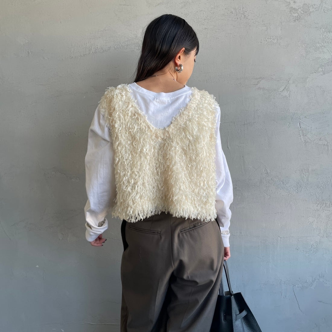 nenom [ネノム] 前後2WAY フェザーフリンジショートベスト [NE24132007] 21 IVORY &&モデル身長：150cm 着用サイズ：F&&