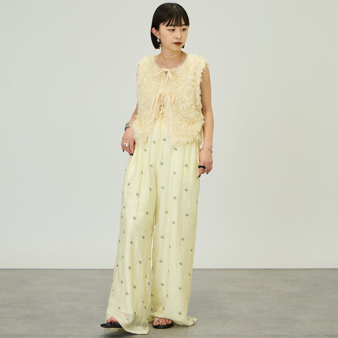 nenom [ネノム] 前後2WAY フェザーフリンジショートベスト [NE24132007] 21 IVORY &&モデル身長：150cm 着用サイズ：F&&