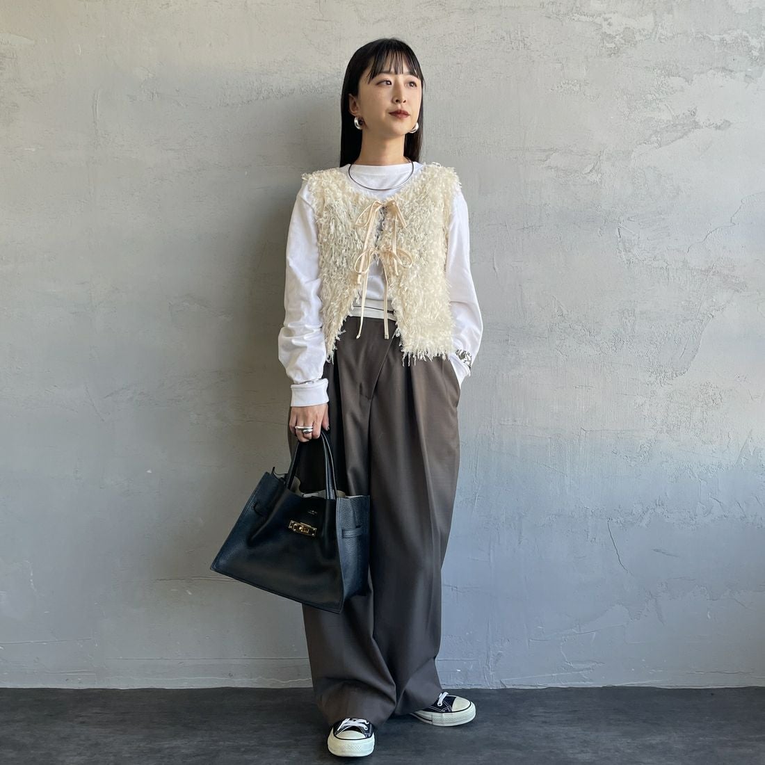 nenom [ネノム] 前後2WAY フェザーフリンジショートベスト [NE24132007] 21 IVORY &&モデル身長：150cm 着用サイズ：F&&