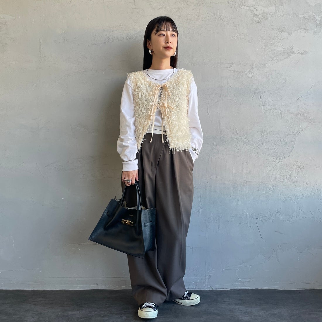 nenom [ネノム] 前後2WAY フェザーフリンジショートベスト [NE24132007] 21 IVORY &&モデル身長：150cm 着用サイズ：F&&