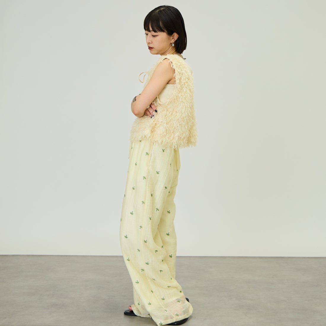 nenom [ネノム] 前後2WAY フェザーフリンジショートベスト [NE24132007] 21 IVORY &&モデル身長：150cm 着用サイズ：F&&