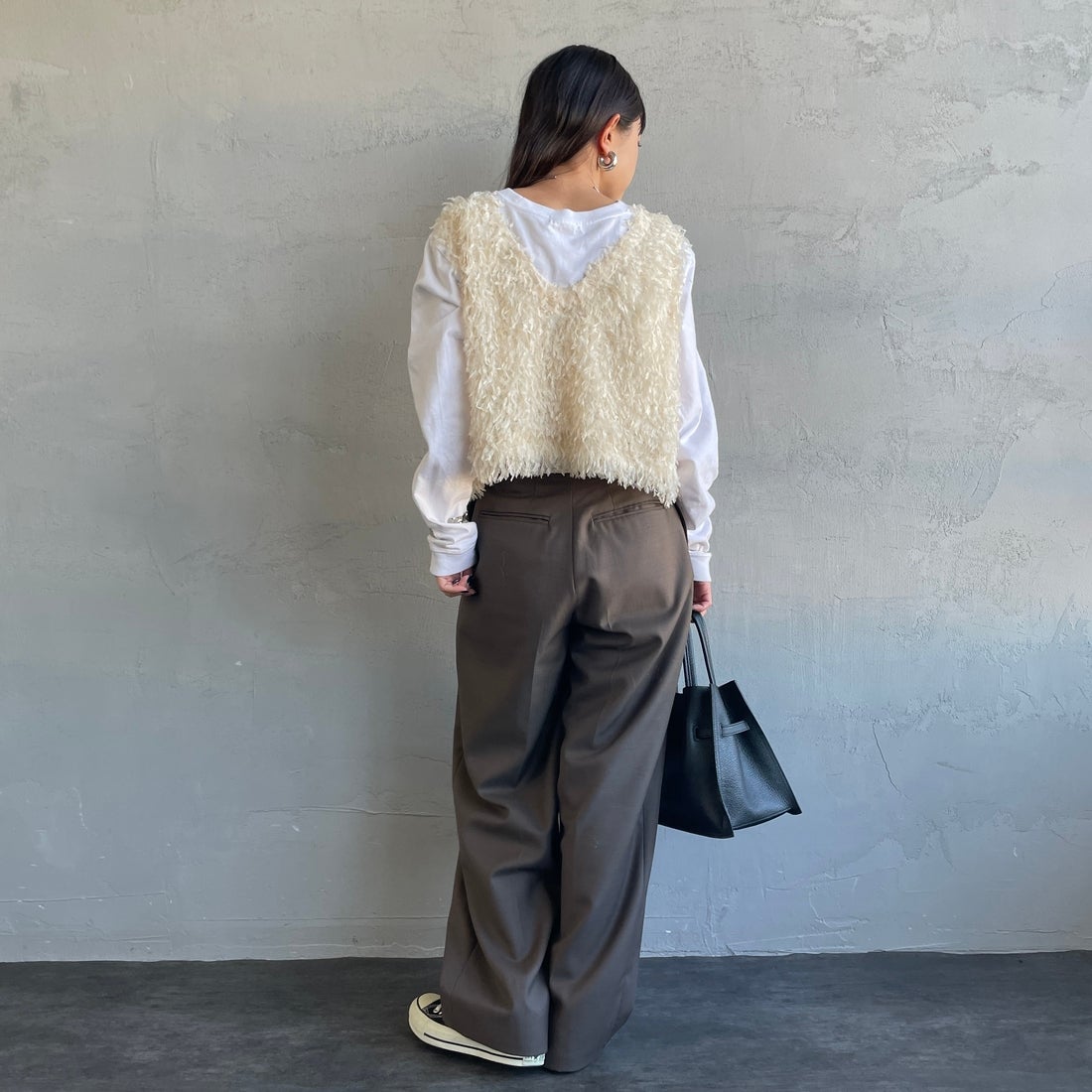 nenom [ネノム] 前後2WAY フェザーフリンジショートベスト [NE24132007] 21 IVORY &&モデル身長：150cm 着用サイズ：F&&