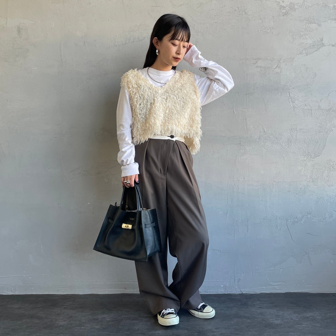 nenom [ネノム] 前後2WAY フェザーフリンジショートベスト [NE24132007] 21 IVORY &&モデル身長：150cm 着用サイズ：F&&