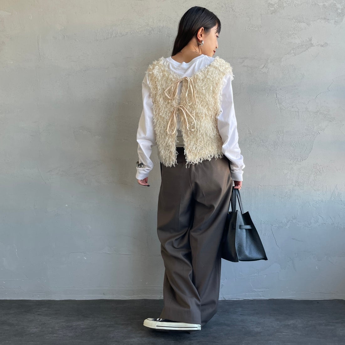 nenom [ネノム] 前後2WAY フェザーフリンジショートベスト [NE24132007] 21 IVORY &&モデル身長：150cm 着用サイズ：F&&