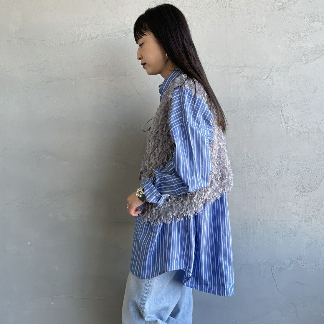 nenom [ネノム] 前後2WAY フェザーフリンジショートベスト [NE24132007] 07 GRAY &&モデル身長：150cm 着用サイズ：F&&