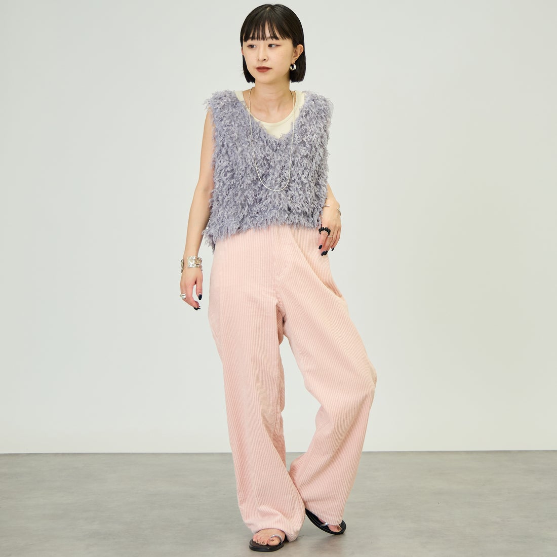 nenom [ネノム] 前後2WAY フェザーフリンジショートベスト [NE24132007] 07 GRAY &&モデル身長：150cm 着用サイズ：F&&