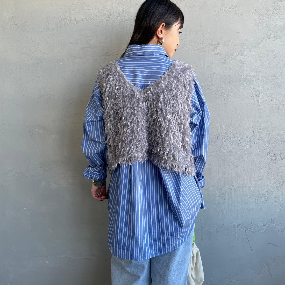 nenom [ネノム] 前後2WAY フェザーフリンジショートベスト [NE24132007] 07 GRAY &&モデル身長：150cm 着用サイズ：F&&