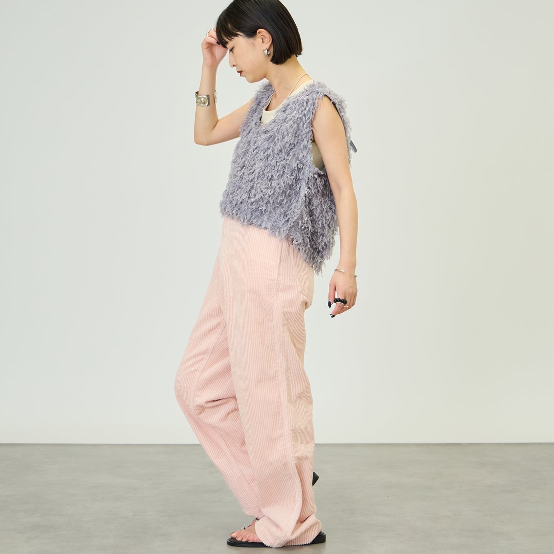 nenom [ネノム] 前後2WAY フェザーフリンジショートベスト [NE24132007] 07 GRAY &&モデル身長：150cm 着用サイズ：F&&