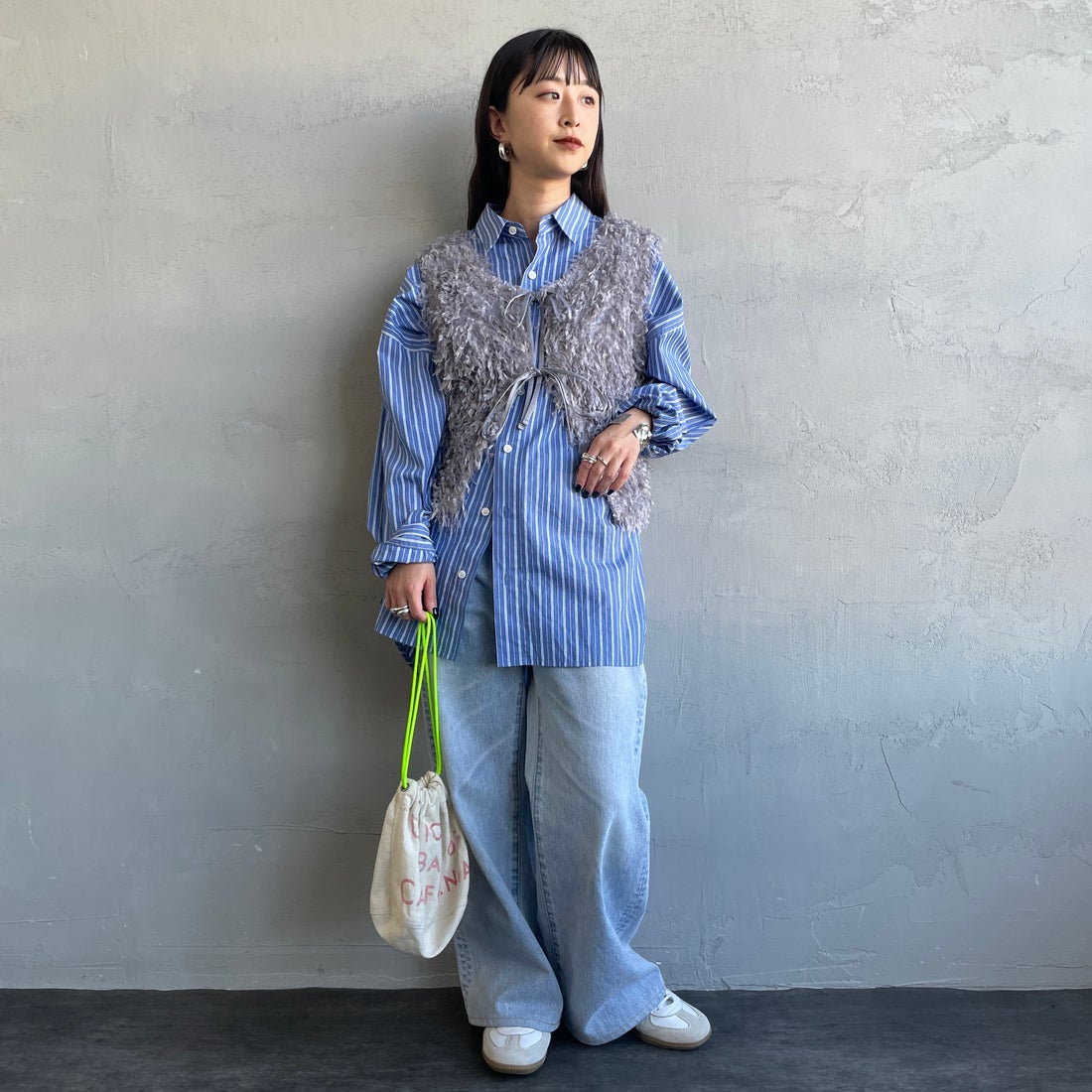 nenom [ネノム] 前後2WAY フェザーフリンジショートベスト [NE24132007] 07 GRAY &&モデル身長：150cm 着用サイズ：F&&