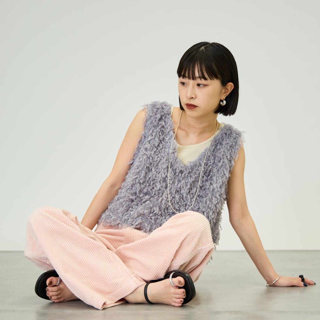 nenom [ネノム] 前後2WAY フェザーフリンジショートベスト [NE24132007] 07 GRAY &&モデル身長：150cm 着用サイズ：F&&