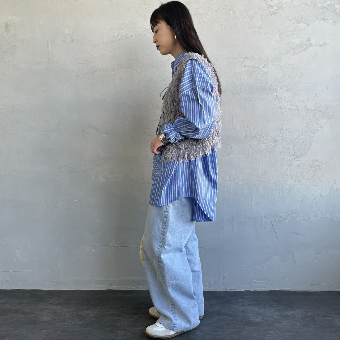 nenom [ネノム] 前後2WAY フェザーフリンジショートベスト [NE24132007] 07 GRAY &&モデル身長：150cm 着用サイズ：F&&