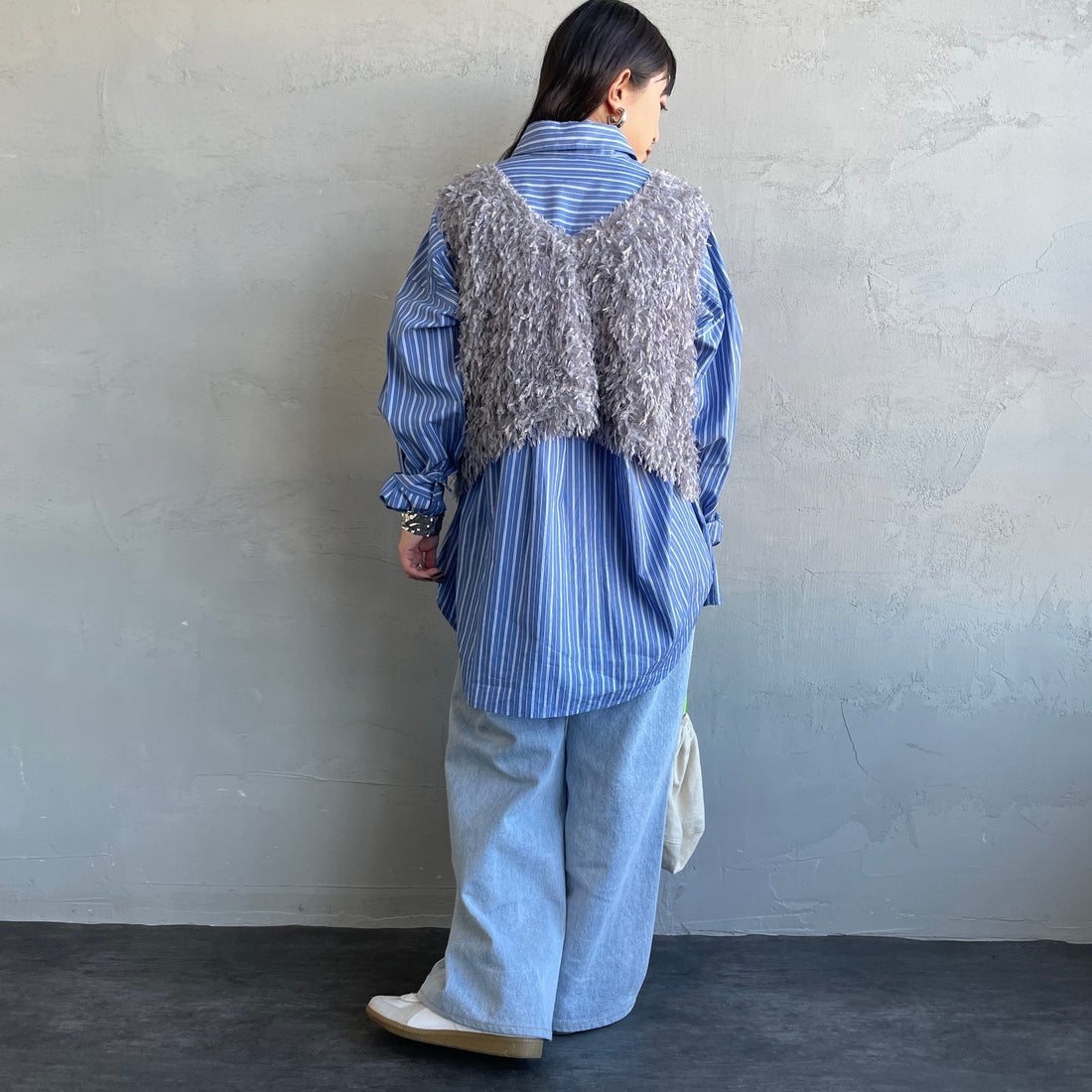 nenom [ネノム] 前後2WAY フェザーフリンジショートベスト [NE24132007] 07 GRAY &&モデル身長：150cm 着用サイズ：F&&