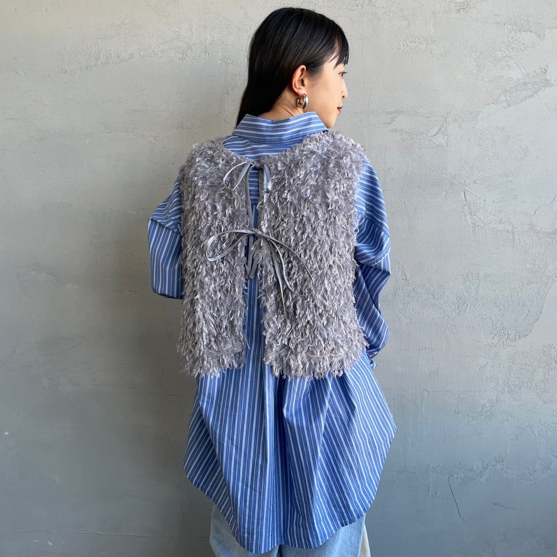 nenom [ネノム] 前後2WAY フェザーフリンジショートベスト [NE24132007] 07 GRAY &&モデル身長：150cm 着用サイズ：F&&