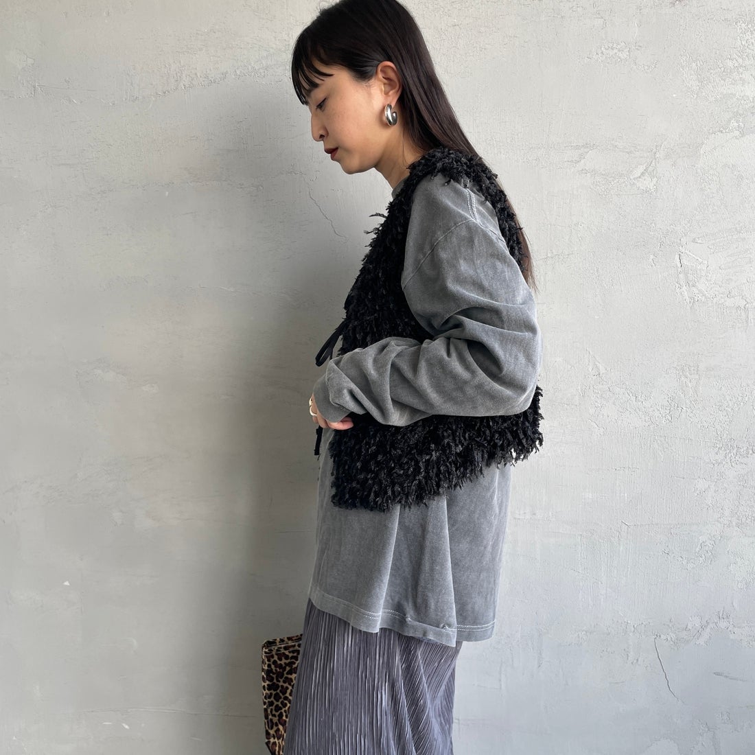 nenom [ネノム] 前後2WAY フェザーフリンジショートベスト [NE24132007] 09 BLACK &&モデル身長：150cm 着用サイズ：F&&