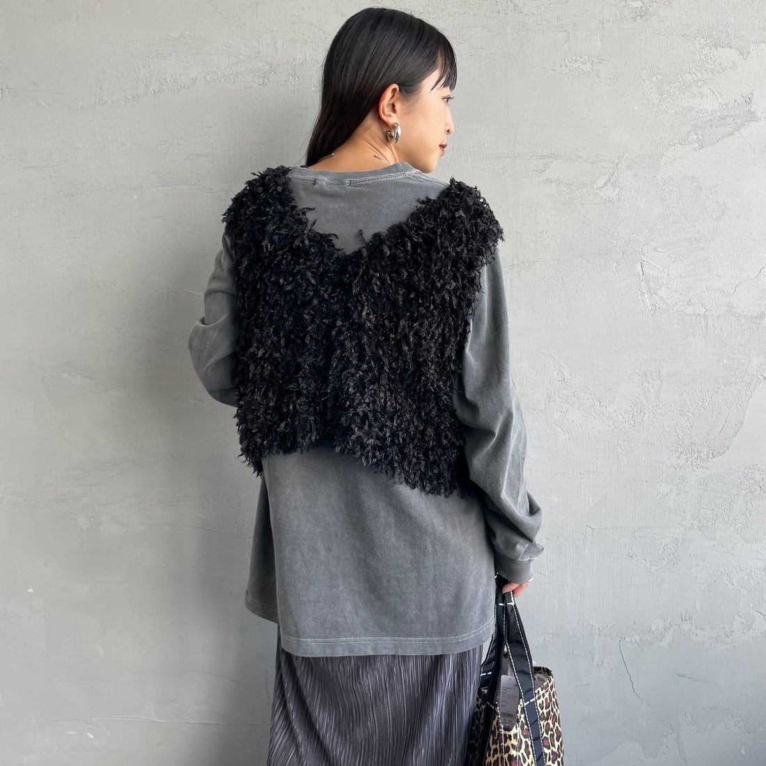 nenom [ネノム] 前後2WAY フェザーフリンジショートベスト [NE24132007] 09 BLACK &&モデル身長：150cm 着用サイズ：F&&