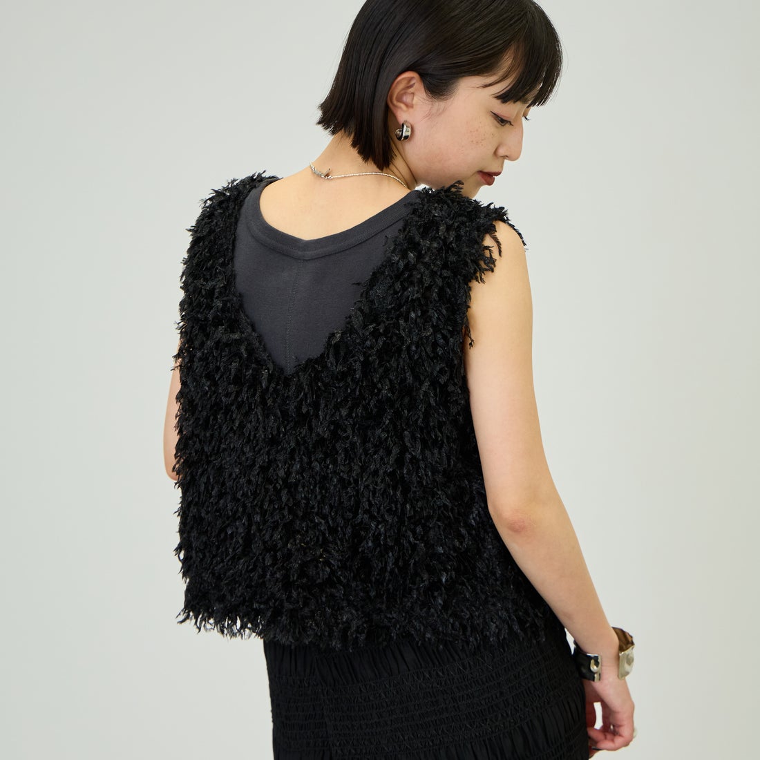 nenom [ネノム] 前後2WAY フェザーフリンジショートベスト [NE24132007] 09 BLACK &&モデル身長：150cm 着用サイズ：F&&