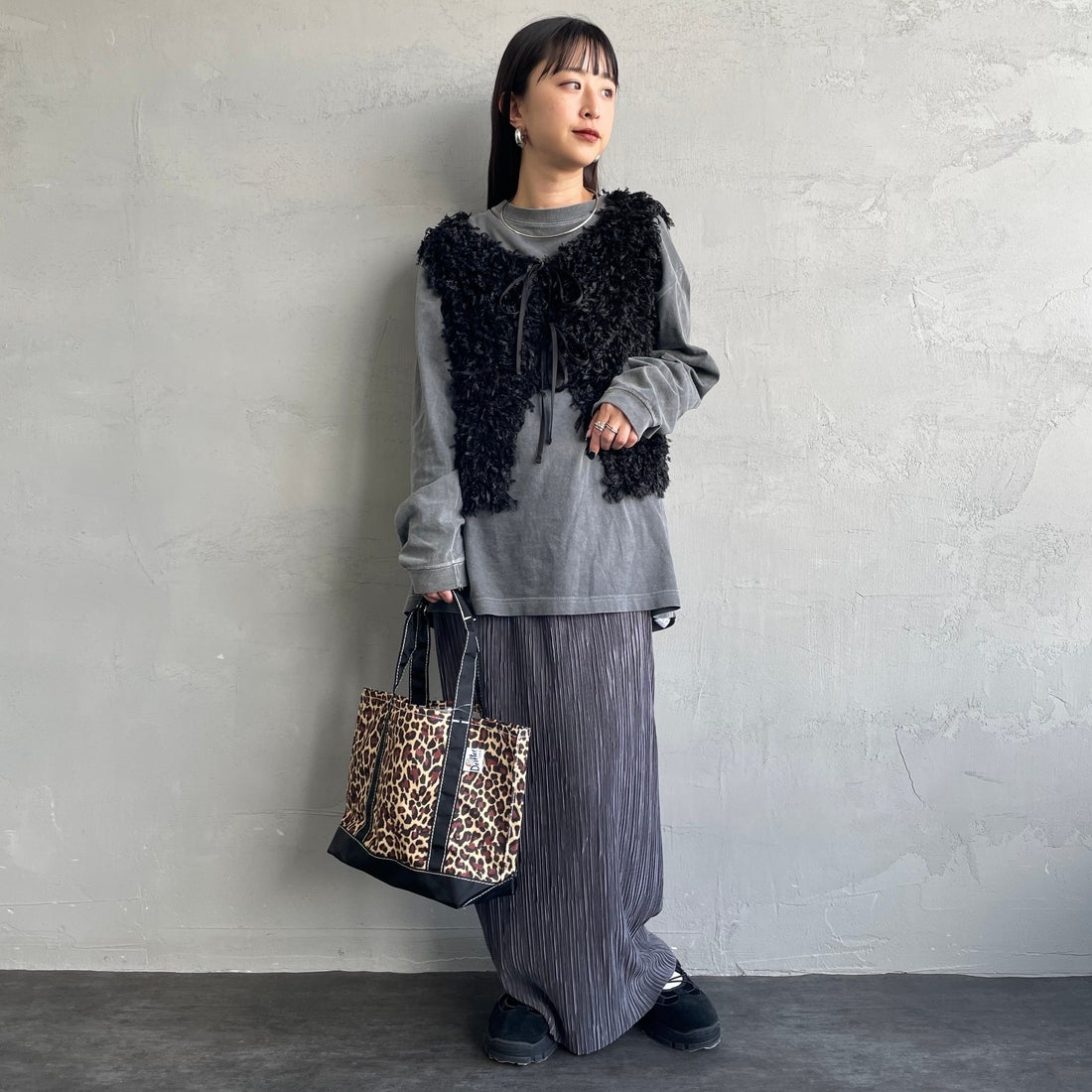 nenom [ネノム] 前後2WAY フェザーフリンジショートベスト [NE24132007] 09 BLACK &&モデル身長：150cm 着用サイズ：F&&