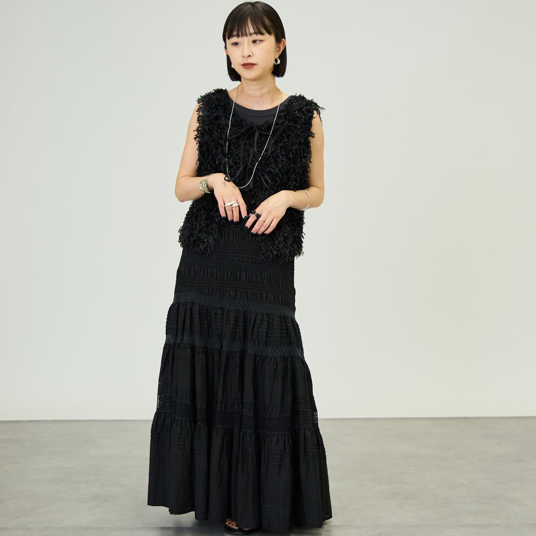 nenom [ネノム] 前後2WAY フェザーフリンジショートベスト [NE24132007] 09 BLACK &&モデル身長：150cm 着用サイズ：F&&