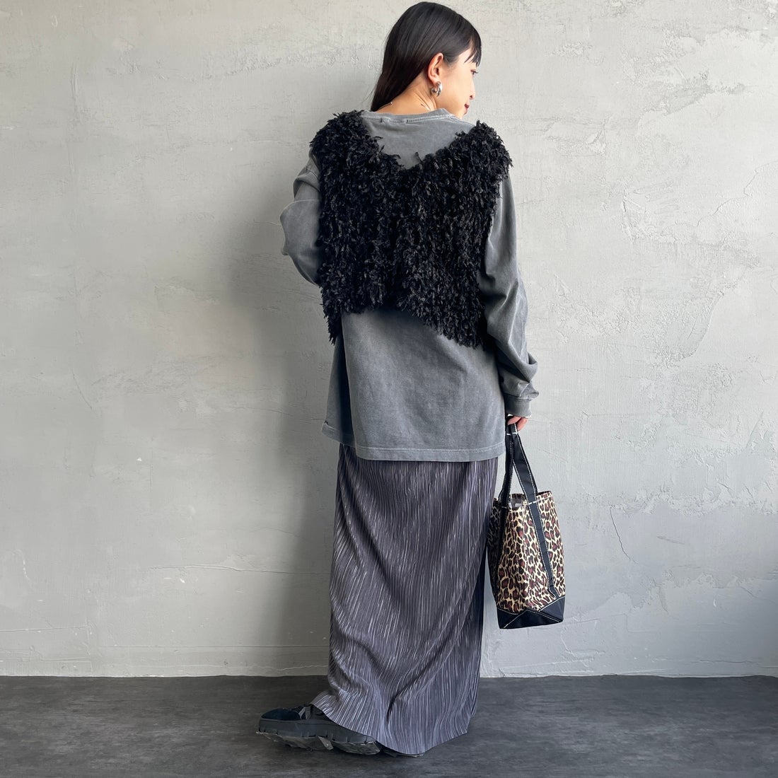 nenom [ネノム] 前後2WAY フェザーフリンジショートベスト [NE24132007] 09 BLACK &&モデル身長：150cm 着用サイズ：F&&