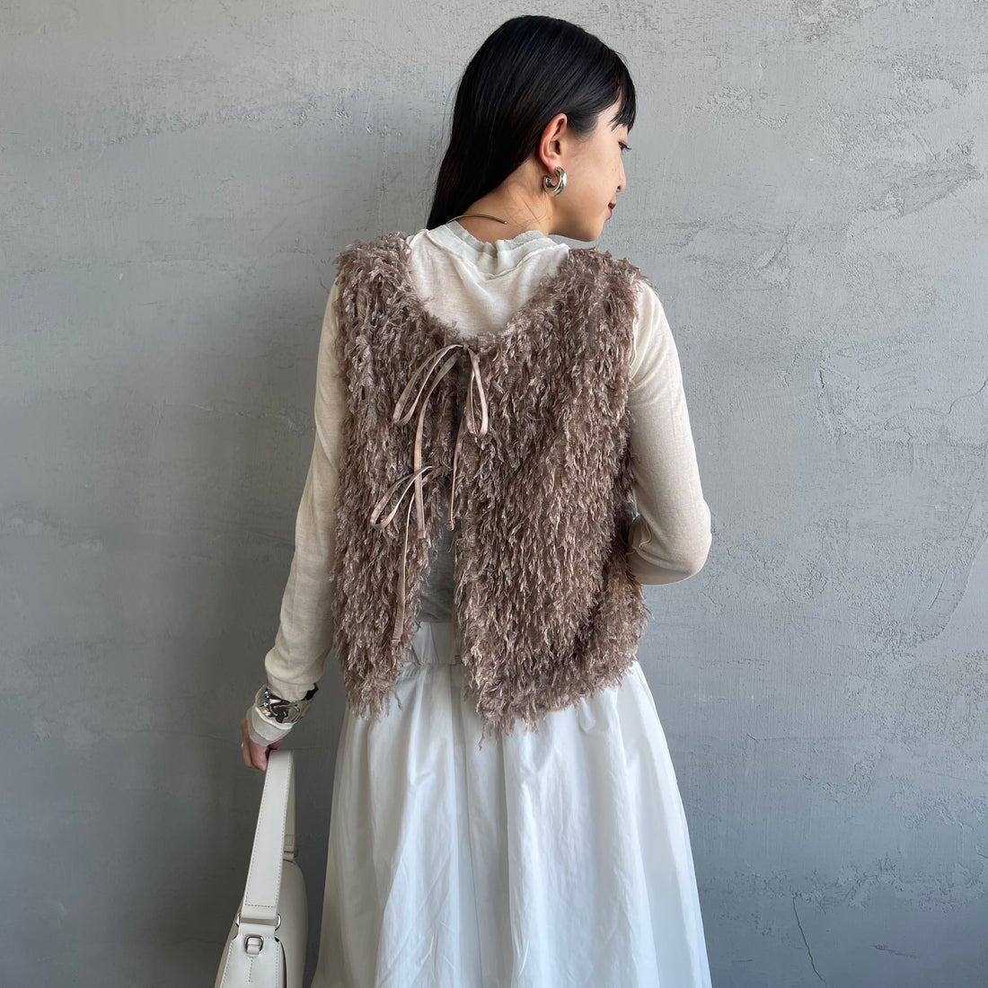nenom [ネノム] 前後2WAY フェザーフリンジショートベスト [NE24132007] 26 MOCHA &&モデル身長：150cm 着用サイズ：F&&