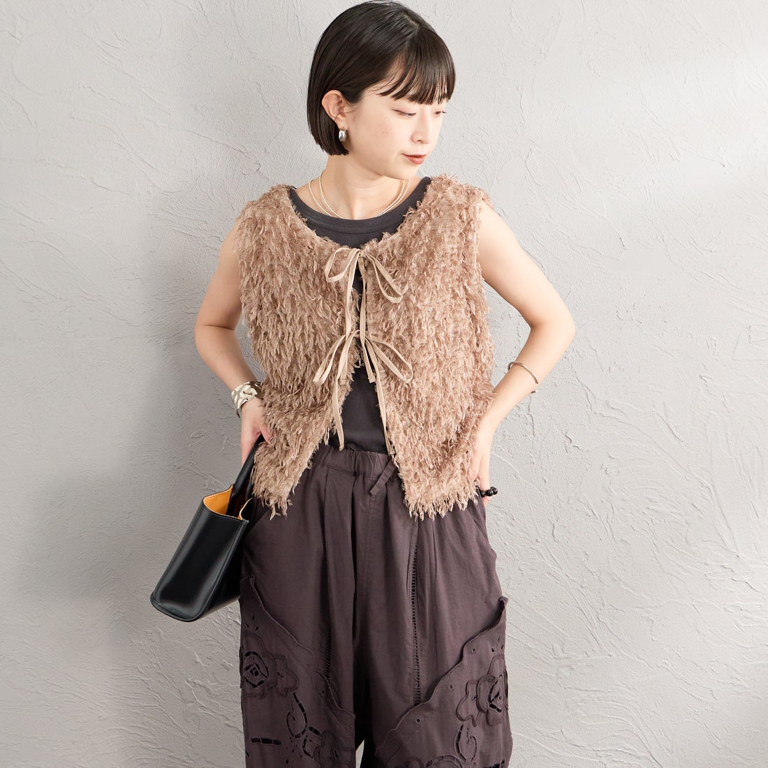 nenom [ネノム] 前後2WAY フェザーフリンジショートベスト [NE24132007] 26 MOCHA &&モデル身長：150cm 着用サイズ：F&&