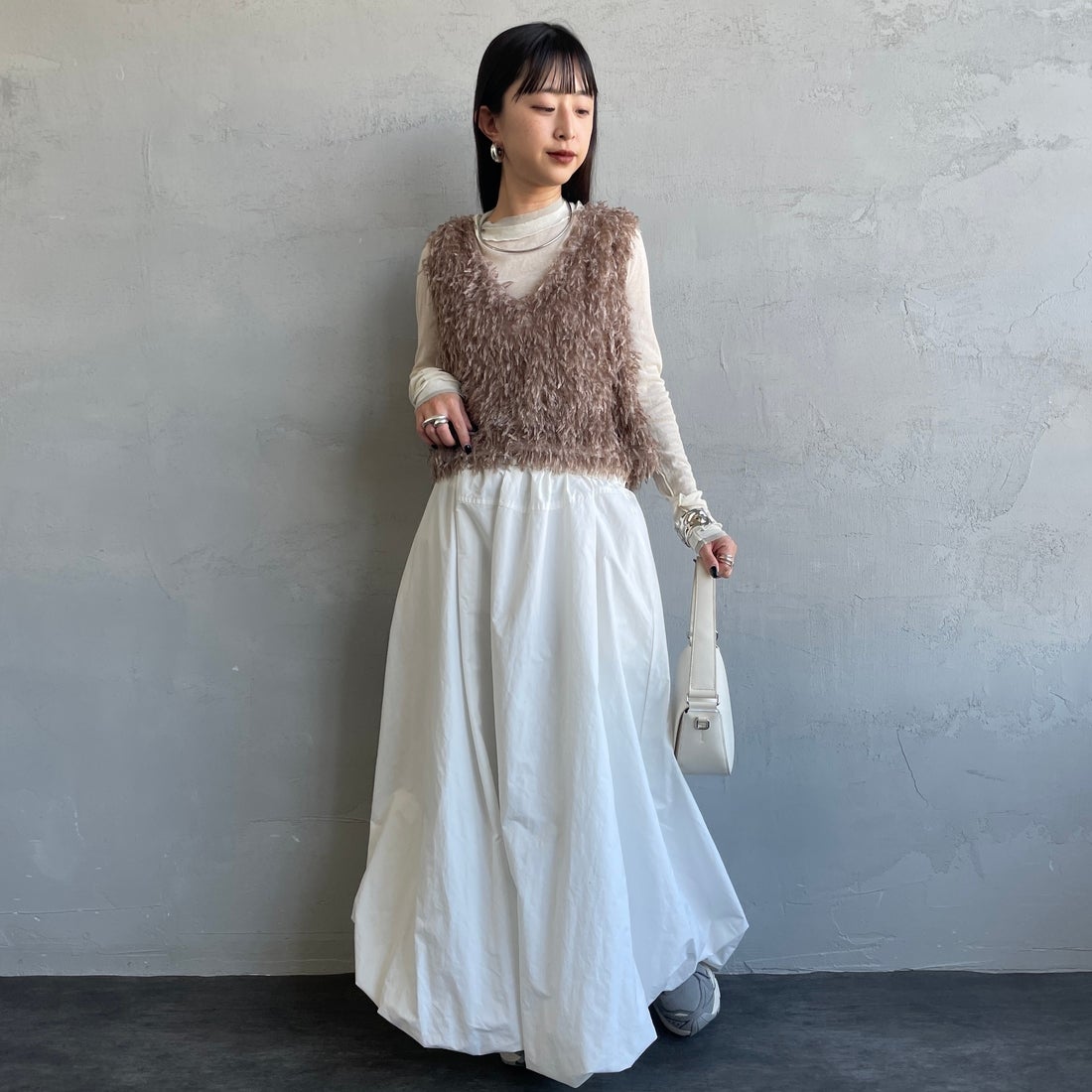 nenom [ネノム] 前後2WAY フェザーフリンジショートベスト [NE24132007] 26 MOCHA &&モデル身長：150cm 着用サイズ：F&&