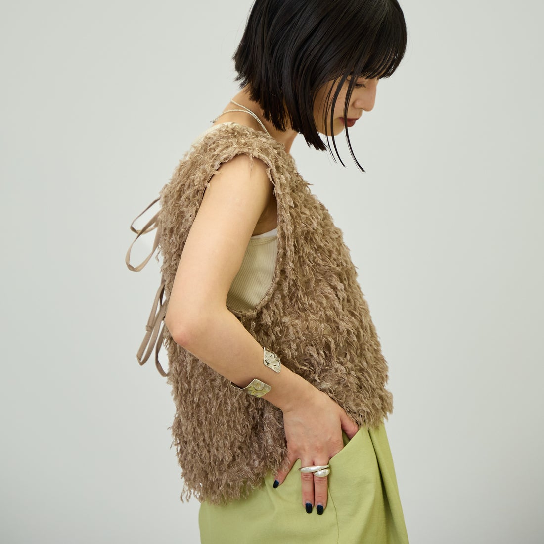 nenom [ネノム] 前後2WAY フェザーフリンジショートベスト [NE24132007] 26 MOCHA &&モデル身長：150cm 着用サイズ：F&&
