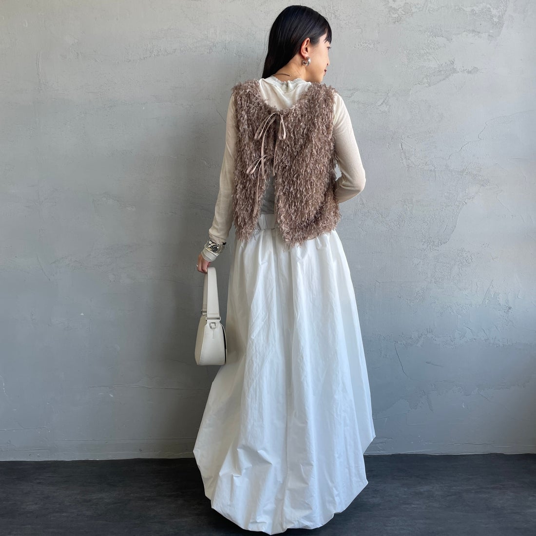 nenom [ネノム] 前後2WAY フェザーフリンジショートベスト [NE24132007] 26 MOCHA &&モデル身長：150cm 着用サイズ：F&&