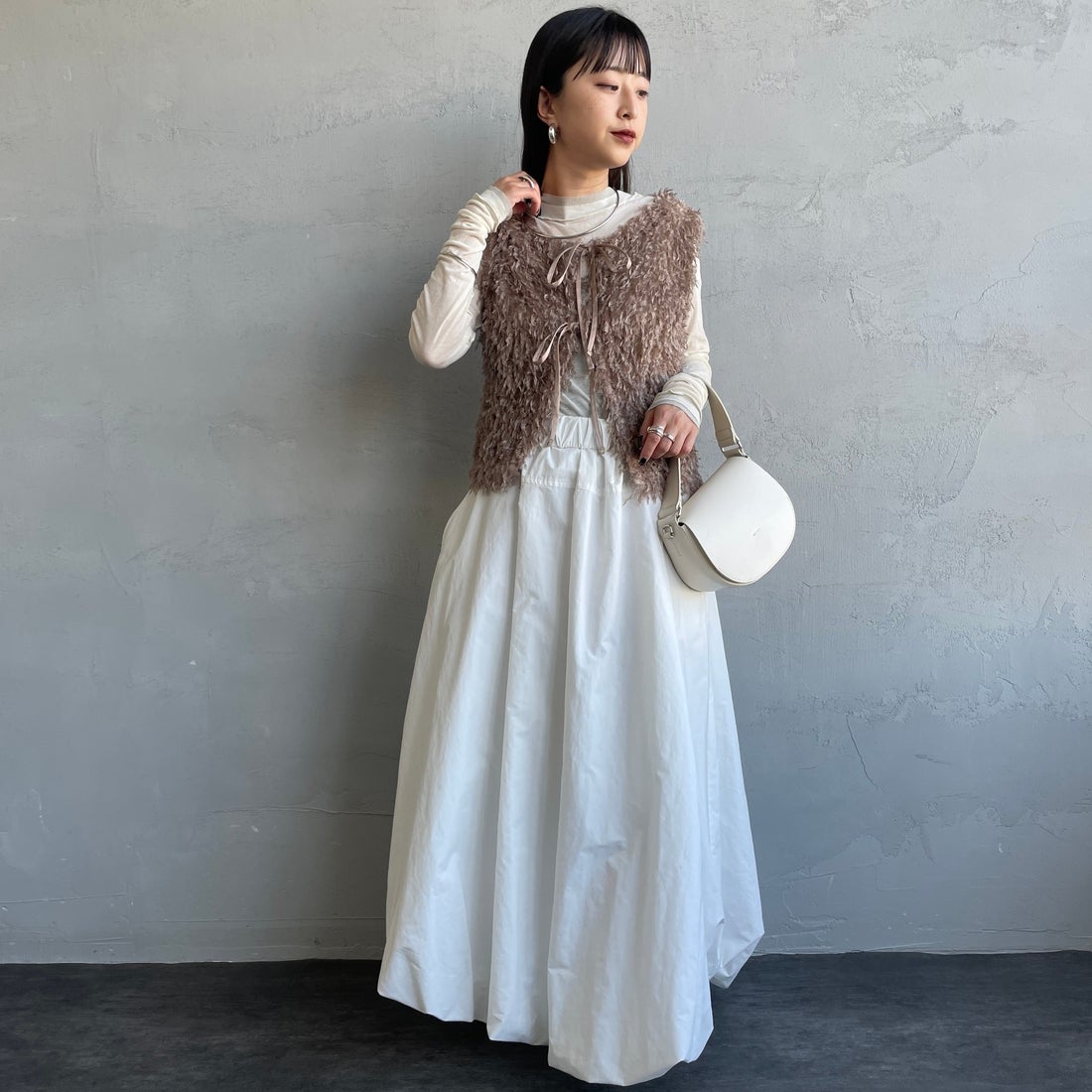 nenom [ネノム] 前後2WAY フェザーフリンジショートベスト [NE24132007] 26 MOCHA &&モデル身長：150cm 着用サイズ：F&&