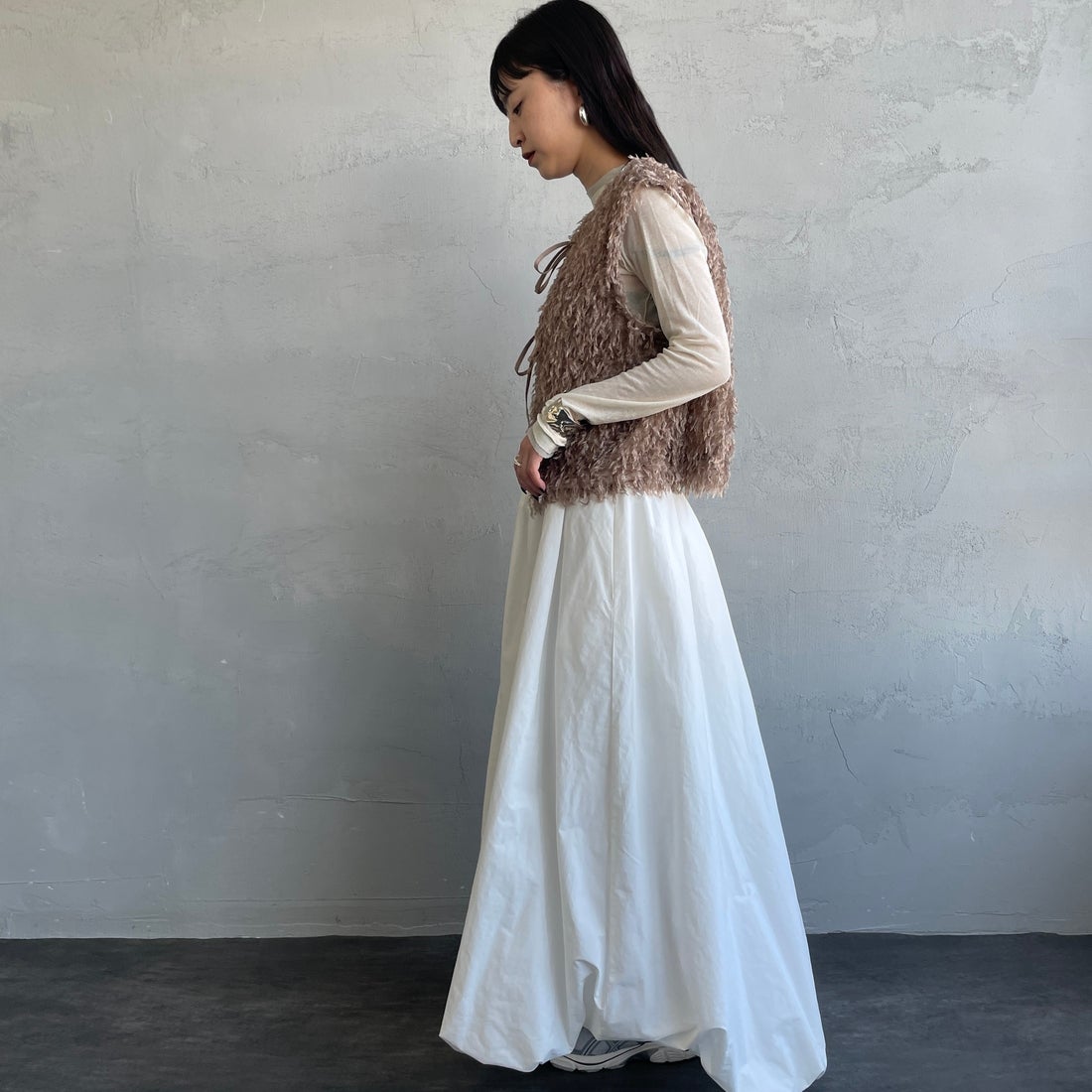 nenom [ネノム] 前後2WAY フェザーフリンジショートベスト [NE24132007] 26 MOCHA &&モデル身長：150cm 着用サイズ：F&&