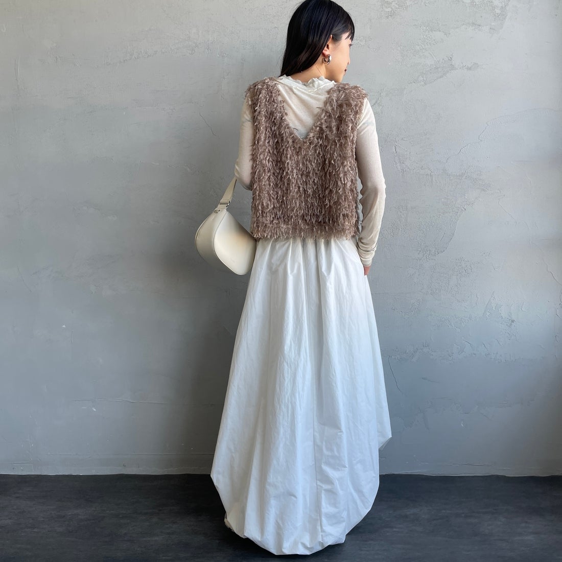 nenom [ネノム] 前後2WAY フェザーフリンジショートベスト [NE24132007] 26 MOCHA &&モデル身長：150cm 着用サイズ：F&&