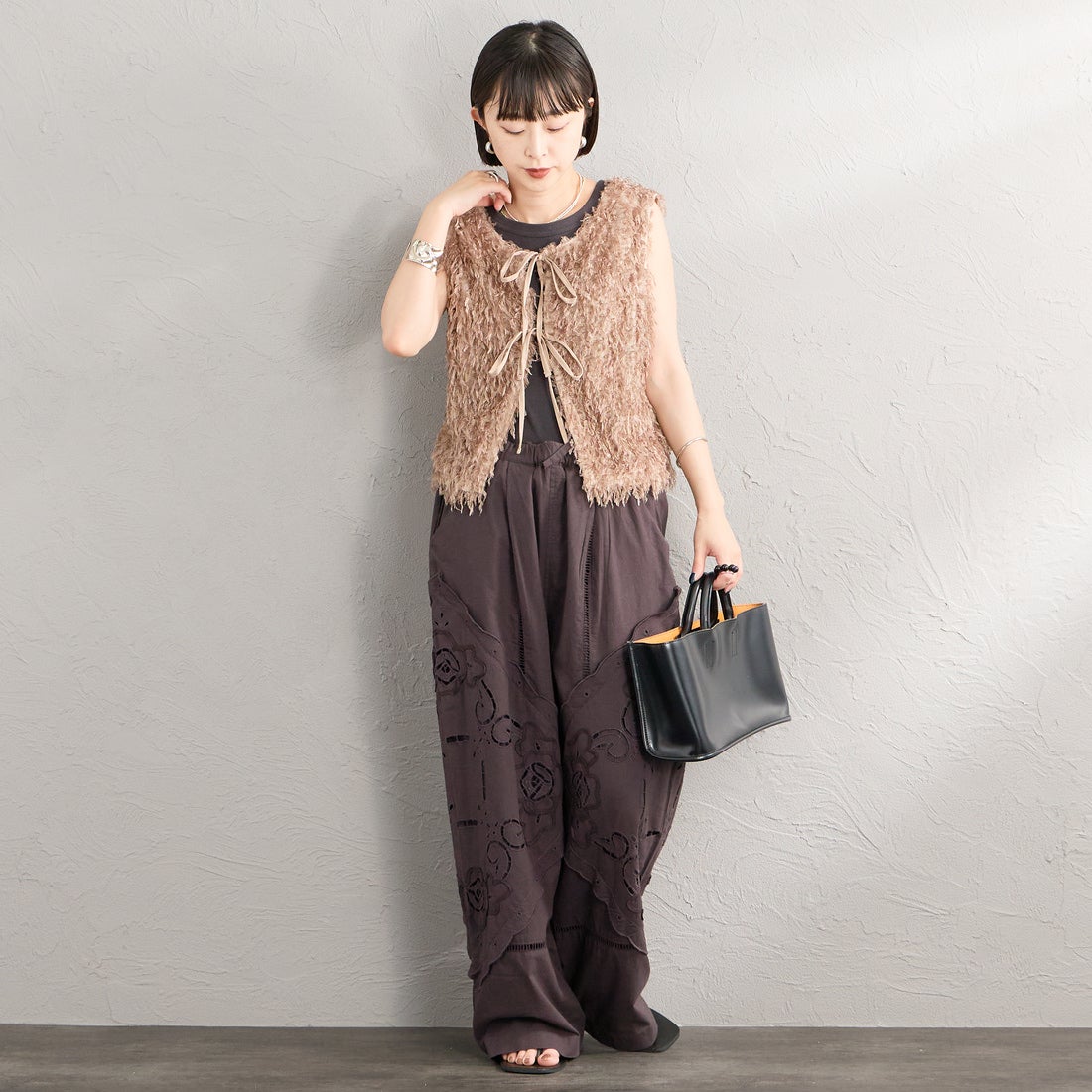 nenom [ネノム] 前後2WAY フェザーフリンジショートベスト [NE24132007] 26 MOCHA &&モデル身長：150cm 着用サイズ：F&&