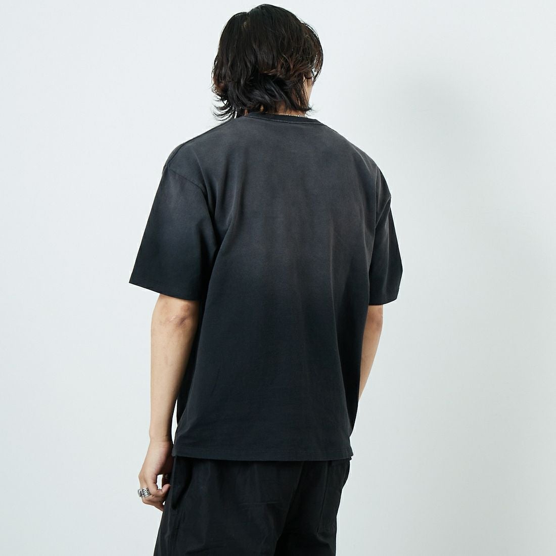 SCREEN STARS [スクリーンスターズ] 別注 サンフェードヴィンテージTシャツ [2522-432IN-JF] C BLACK &&モデル身長：179cm 着用サイズ：M&&