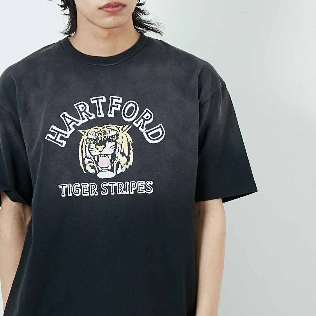 SCREEN STARS [スクリーンスターズ] 別注 サンフェードヴィンテージTシャツ [2522-432IN-JF] C BLACK &&モデル身長：179cm 着用サイズ：M&&