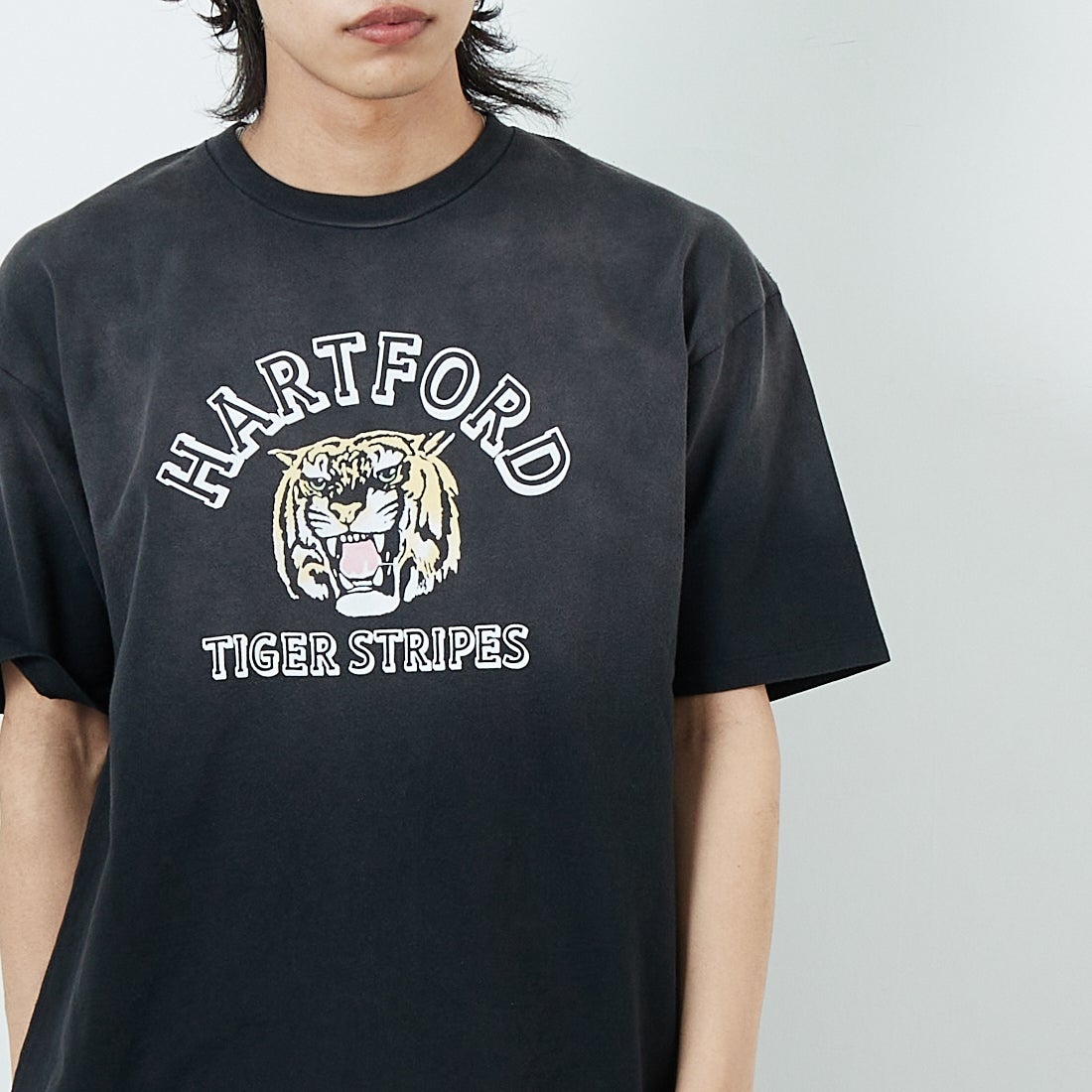 SCREEN STARS [スクリーンスターズ] 別注 サンフェードヴィンテージTシャツ [2522-432IN-JF] C BLACK &&モデル身長：179cm 着用サイズ：M&&