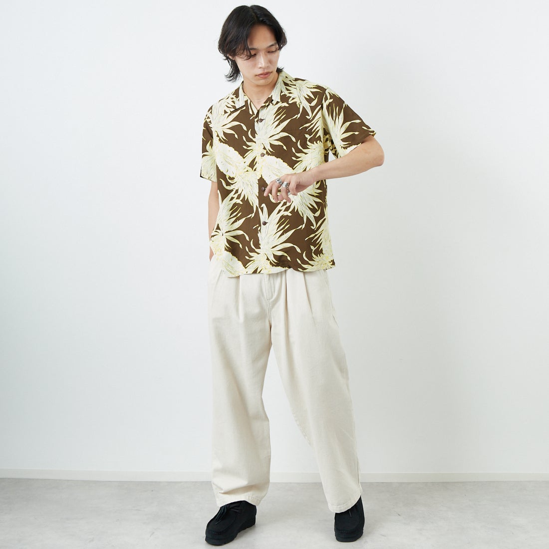 SUN SURF [サンサーフ] レーヨンハワイアンシャツ [SS39413] 138 BROWN&&モデル身長：179cm 着用サイズ：M&&