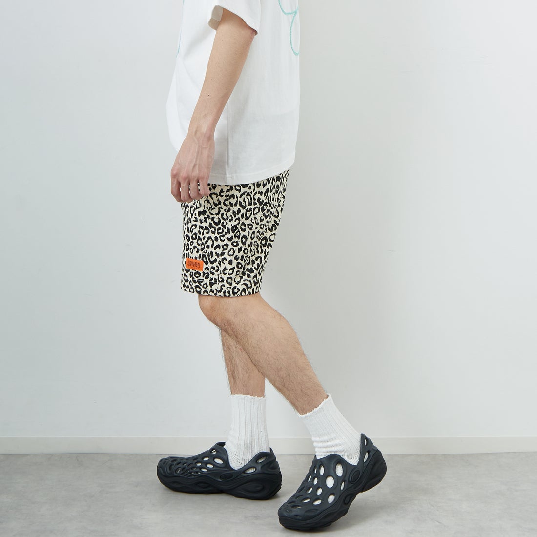 UNIVERSAL OVERALL [ユニバーサルオーバーオール] 別注 シェフショートパンツ [U2511657IN-JF] LEOPAED WH &&モデル身長：168cm 着用サイズ：M&&