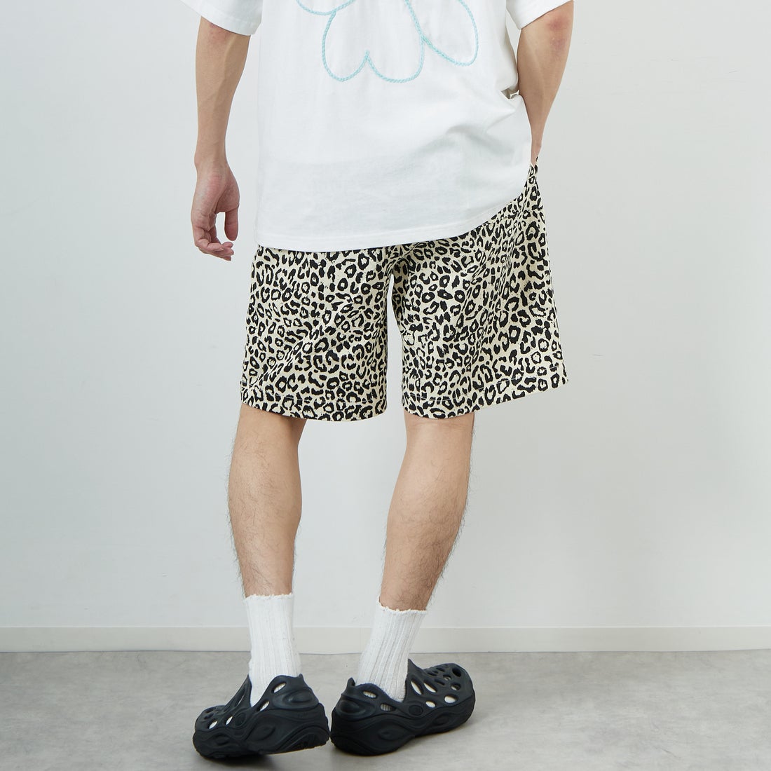 UNIVERSAL OVERALL [ユニバーサルオーバーオール] 別注 シェフショートパンツ [U2511657IN-JF] LEOPAED WH &&モデル身長：168cm 着用サイズ：M&&