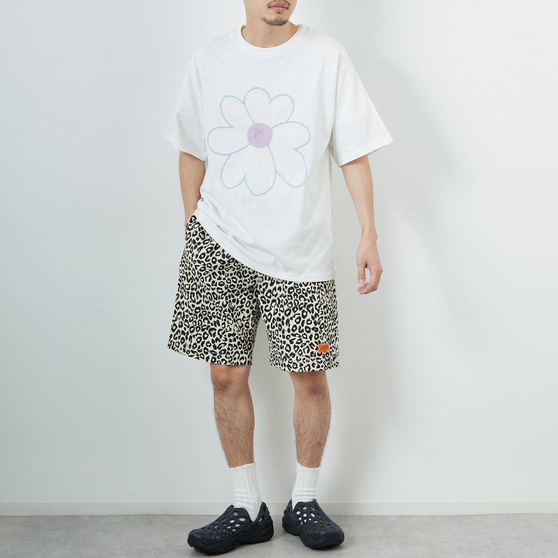 UNIVERSAL OVERALL [ユニバーサルオーバーオール] 別注 シェフショートパンツ [U2511657IN-JF] LEOPAED WH &&モデル身長：168cm 着用サイズ：M&&