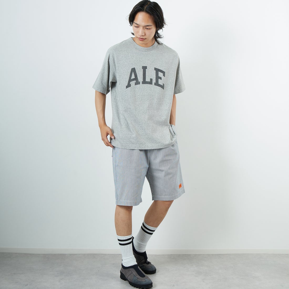 UNIVERSAL OVERALL [ユニバーサルオーバーオール] 別注 シェフショートパンツ [U2511657IN-JF] HICKORY &&モデル身長：179cm 着用サイズ：L&&