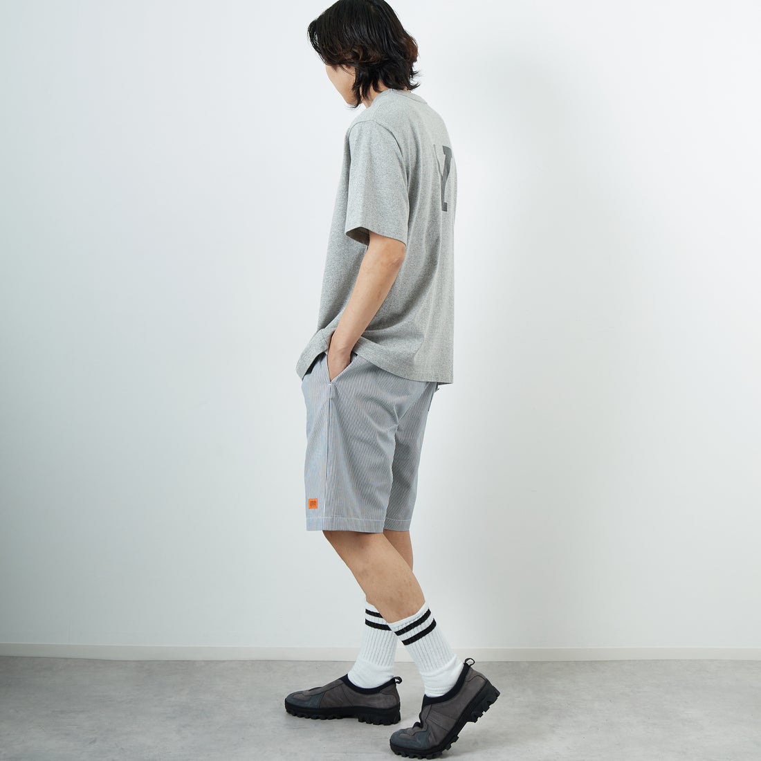 UNIVERSAL OVERALL [ユニバーサルオーバーオール] 別注 シェフショートパンツ [U2511657IN-JF] HICKORY &&モデル身長：179cm 着用サイズ：L&&