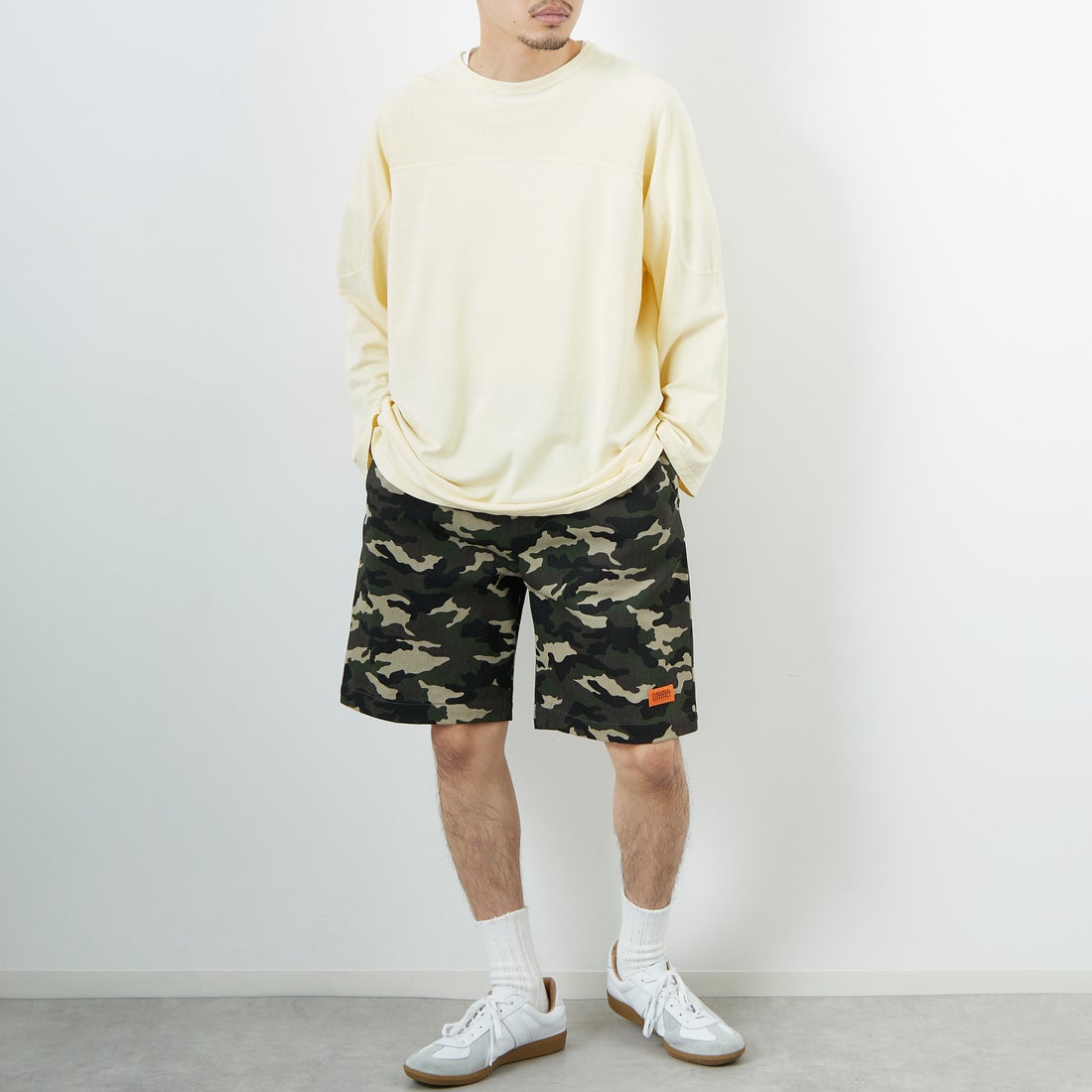 UNIVERSAL OVERALL [ユニバーサルオーバーオール] 別注 シェフショートパンツ [U2511657IN-JF] WOODLAND C &&モデル身長：168cm 着用サイズ：M&&