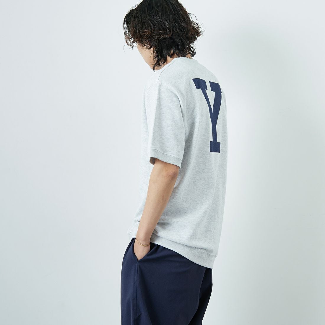 YALE [イェール] 別注 YALE カレッジロゴスウェットTシャツ [YA-01-JF] GRAY &&モデル身長：179cm 着用サイズ：L&&