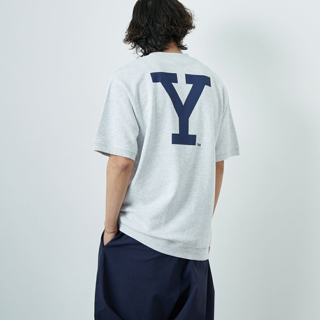YALE [イェール] 別注 YALE カレッジロゴスウェットTシャツ [YA-01-JF] GRAY &&モデル身長：179cm 着用サイズ：L&&
