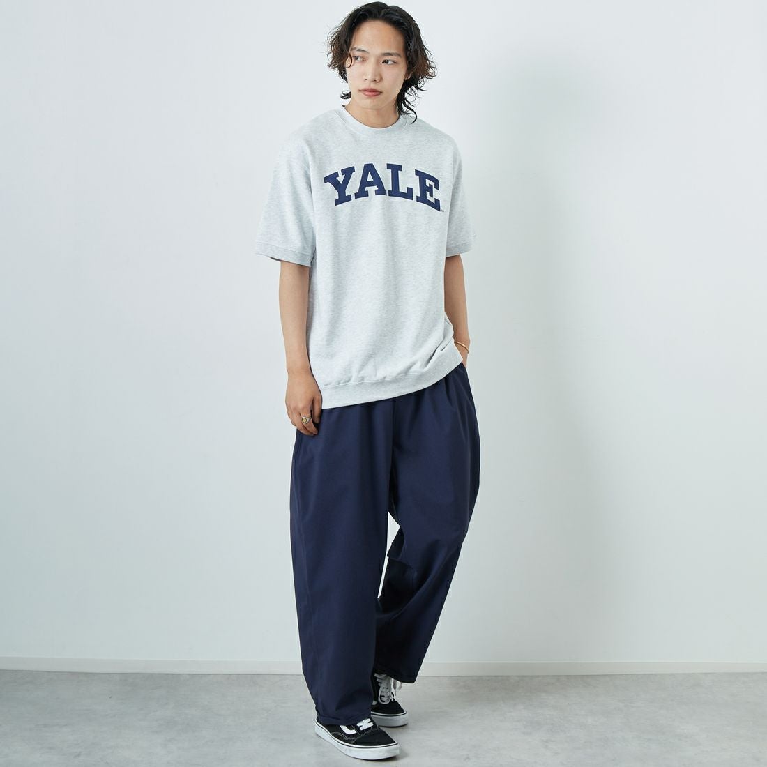 YALE [イェール] 別注 YALE カレッジロゴスウェットTシャツ [YA-01-JF] GRAY &&モデル身長：179cm 着用サイズ：L&&