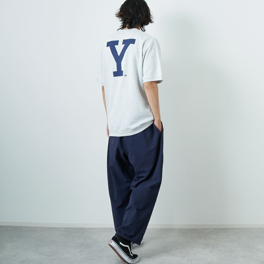 YALE [イェール] 別注 YALE カレッジロゴスウェットTシャツ [YA-01-JF] GRAY &&モデル身長：179cm 着用サイズ：L&&