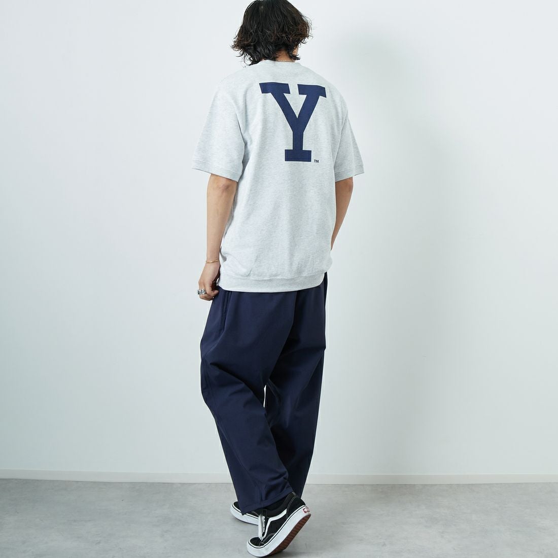 YALE [イェール] 別注 YALE カレッジロゴスウェットTシャツ [YA-01-JF] GRAY &&モデル身長：179cm 着用サイズ：L&&