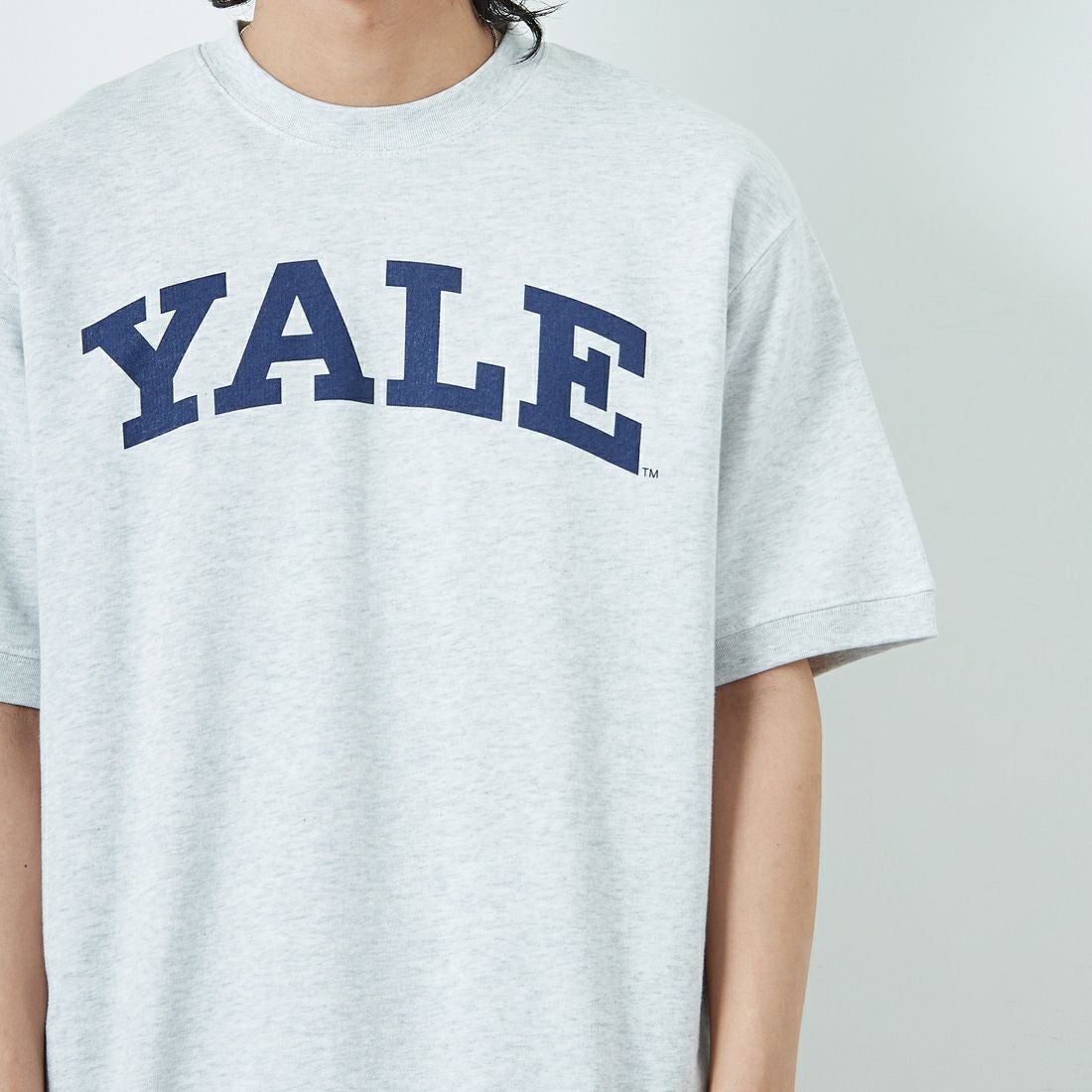 YALE [イェール] 別注 YALE カレッジロゴスウェットTシャツ [YA-01-JF] GRAY &&モデル身長：179cm 着用サイズ：L&&